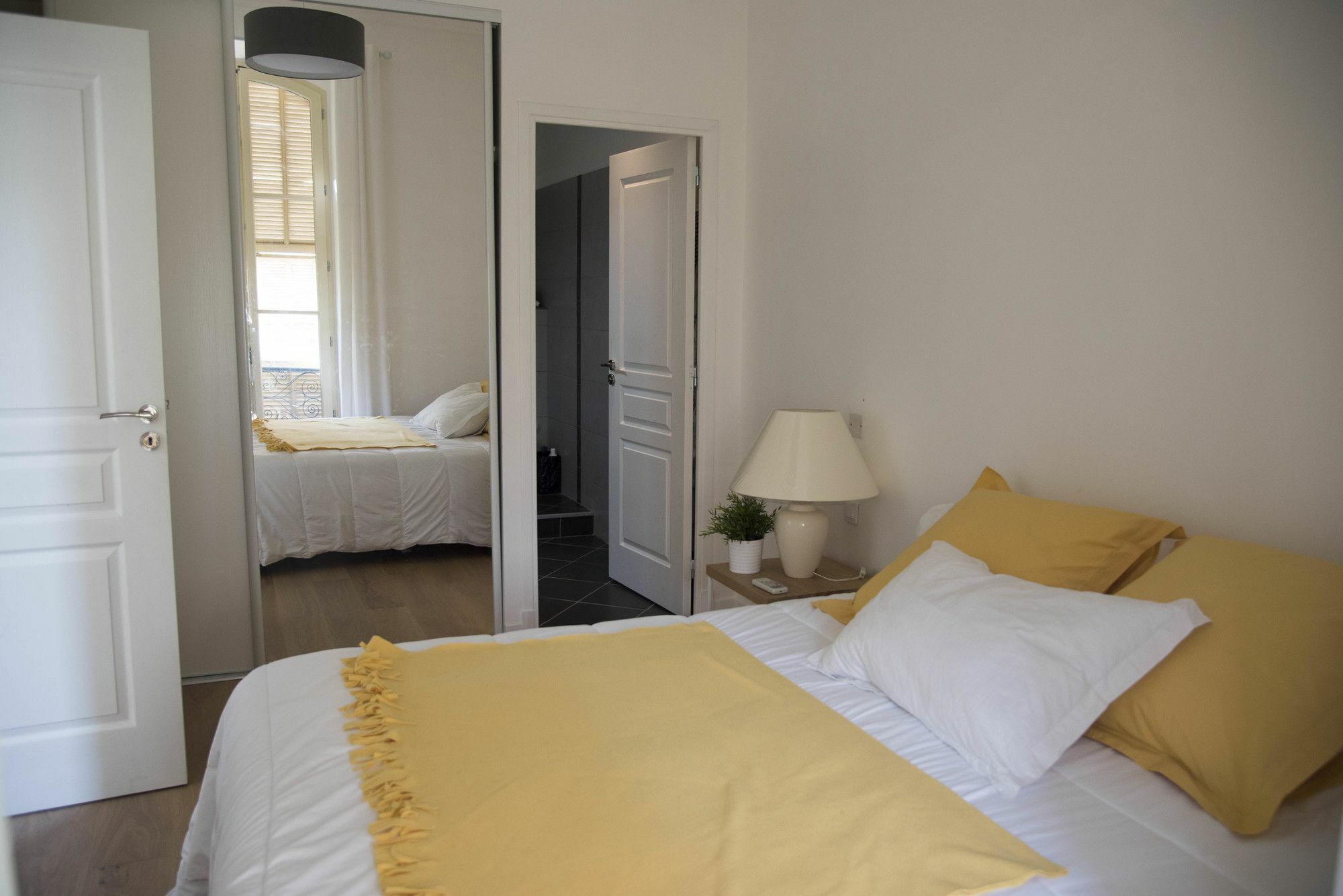 Yellow City Nice Bagian luar foto